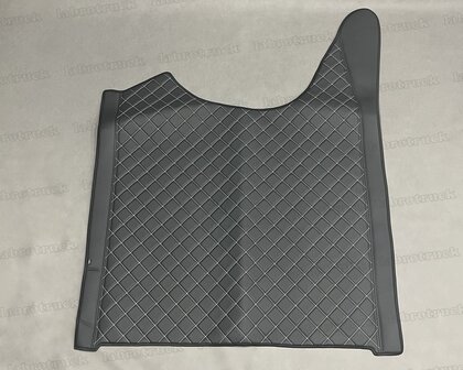 Actie! Tunnelhoes geschikt voor DAF XG/XG+, zijkanten glad lederlook zwart L1, middenstuk doorgestikte lederlook (vierkantjes) zwart L1 gestikt met witte stiksels, logo optioneel.