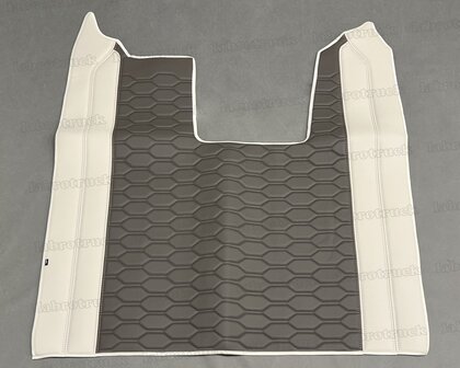 Tunnelhoes (logo optioneel)  geschikt voor SCANIA R next generation, zijkanten steenbeige/greige L41 met donker paper dust L65 doorgestikte middenstuk patroon nr.2 gestikt met zwarte stiksels . Logo optioneel!