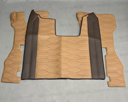 VOORRAAD VOORDEEL! Set tunnelhoes en vloermatten (LUXE STOEL), geschikt voor SCANIA R NEXT GEN glad lederlook mokka L25 en groot patroon horizontaal oud bruin LH4. Logo optioneel.