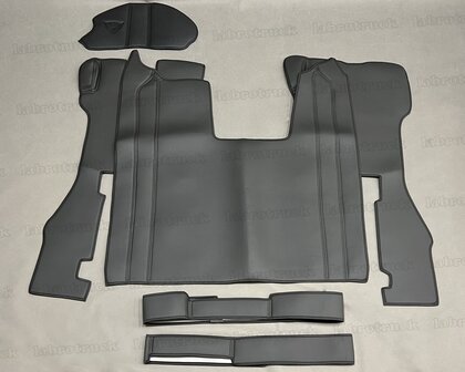 Actie set 6 delige set geschikt voor SCANIA R next gen. Tunnelhoes (logo optioneel) met vloermatten LUXE STOEL / grote stoelframe  onder de stoel covers en stuurkolom, volledig glad lederlook zwart L1