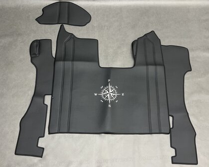 VOORRAAD VOORDEEL!  4 delige set geschikt voor SCANIA R next gen. Tunnelhoes met vloermatten LUXE STOEL / grote stoelframe en stuurkolom. Volledig glad lederlook zwart L1