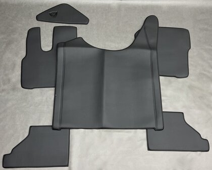 Actie! 4 delig set tunnelhoes met vloermatten (VASTE STOEL) met  stuurkolom geschikt voor DAF XG/XG+, volledig glad lederlook zwart L1, logo optioneel.