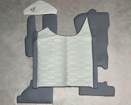 VOORRAAD VOORDEEL! Set tunnelhoes, vloermatten (KLAPSTOEL) en stuurkolom geschikt voor DAF XG/XG+, glad lederlook antraciet L17 en groot patroon horizontaal oud grijs LH6. Logo optioneel.