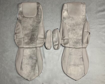 SALE! Set stoelhoezen geschikt voor DAF EURO 6 BASSIS COMFORT - zijkanten GLAD OUD paper dust L32 en middenstuk PRIT OUD paper dust T32 met zwarte borduring. 