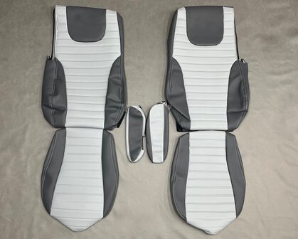 SALE : Stoelhoezen DAF EURO 6 - BASIS STOEL - zijkanten Antraciet L2 en middenstuk rechtgestikt lichtgrijs R16 met zilvergrijze logo