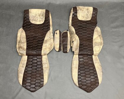 SALE! Set stoelhoezen met tunnelhoes en vloermatten geschikt  voor DAF XF EURO 6 (2018 t/m 2021)  oud beige T48 met patroon horizontaal gestikt prit stof in chocoladebruin T21 , met  borduring en chocoladebruin stiksels (let op BASIC, COMFORT stoelen). 