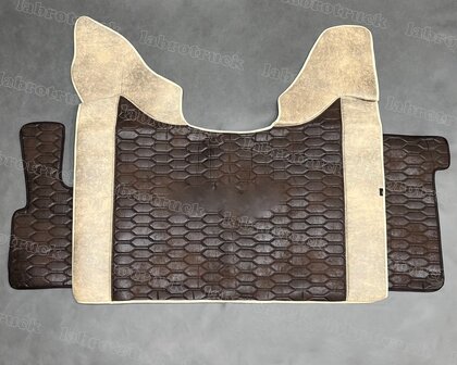 SALE! Set stoelhoezen met tunnelhoes en vloermatten geschikt  voor DAF XF EURO 6 (2018 t/m 2021)  oud beige T48 met patroon horizontaal gestikt prit stof in chocoladebruin T21 , met  borduring en chocoladebruin stiksels (let op BASIC, COMFORT stoelen). 