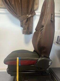 SALE! Set stoelhoezen geschikt voor VOLVO FH4/5, zijkanten pritstof cappuccino T5, middenstuk kleine vierkantjes cappuccino P5 met borduring en cappuccino stiksels.