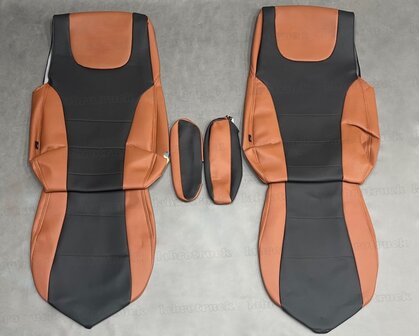SALE! Set stoelhoezen geschikt voor DAF EURO 6 -BASIS STOEL- volledig glad lederlook, zijkanten : oud cognacbruin L3 middenstuk: oud zwart L1 t met zwarte borduring, cognacbruine stiksels.