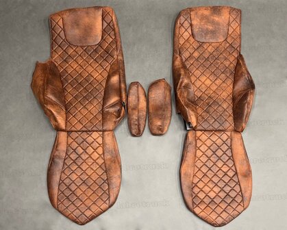 SALE! Set stoelhoezen geschikt  voor DAF XF EURO 6 (2018 t/m 2021)  PRIT cognacbruin T3 middenstuk PRIT cognacbruin T3 gestikt met vierkantjes, met  zwarte borduring en cognacbruine stiksels (let op LUXE  stoel). 
