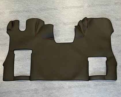 VOORRAAD VOORDEEL: Tunnelhoes met vloermatten in 1 deel geschikt voor SCANIA S NEXT GENERATION (KLAPSTOEL) - glad lederlook zwart L1, rode stiksels. Logo optioneel