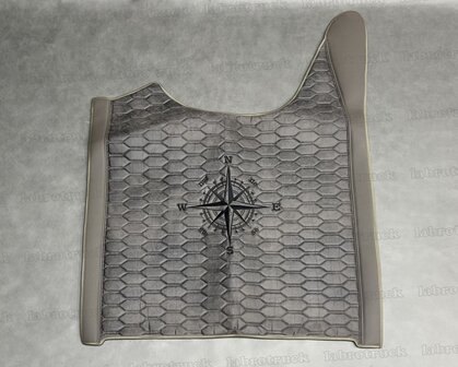 VOORRAAD VOORDEEL! Tunnelhoes geschikt voor DAF XG/XG+, glad lederlook dark paper dust L65 met middenstuk PRIT patroon horizontaal dark paper dust TH 65, met zwarte borduring.