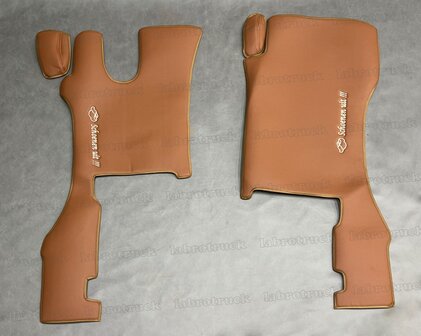 SALE! Vloermatten geschikt voor SCANIA R Next glad lederlook, cognacbruin L3 (passagierstoel is een klapstoel) met crem&eacute; borduring.