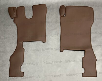 SALE! Vloermatten geschikt voor SCANIA R Next glad lederlook, chocoladebruin L21 (passagierstoel is een klapstoel), borduring optioneel.