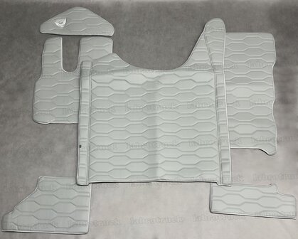 VOORRAAD VOORDEEL! Set tunnelhoes, vloermatten (KLAPSTOEL) en stuurkolom geschikt voor DAF XG/XG+, volledig groot patroon horizontaal oud grijs LH6. Logo optioneel.