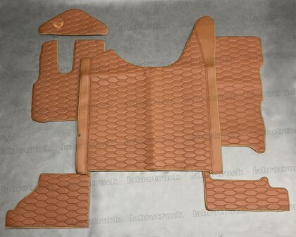 VOORRAAD VOORDEEL! Set tunnelhoes, vloermatten (KLAPSTOEL) en stuurkolom geschikt voor DAF XG/XG+, volledig lederlook patroon horizontaal oud cognacbruin LH3. Logo optioneel.