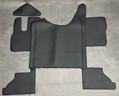 Actie! 4 delig set tunnelhoes met vloermatten (VASTE STOEL) met  stuurkolom geschikt voor DAF XG/XG+, volledig glad lederlook zwart L1, logo optioneel.