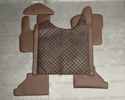 VOORRAAD VOORDEEL! Set tunnelhoes, vloermatten (VASTE STOEL) en stuurkolom, geschikt voor DAF XG/XG+, lederlook chocoladebruin L21, midden chcocoladebruin T21 prit stof vierkantjes . Logo optioneel.