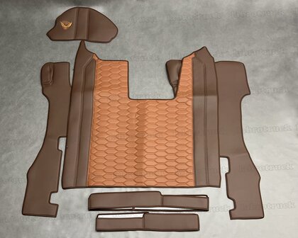VOORRAAD VOORDEEL! Set tunnelhoes en vloermatten (KLAPSTOEL), geschikt voor SCANIA R NEXT GEN, glad lederlook chocoladebruin L21 met lederlook doorgestikt patroon horizontaal oud cognacbruin LH3. Logo optioneel