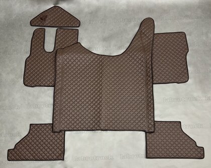 VOORRAAD VOORDEEL! Set tunnelhoes, vloermatten (VASTE STOEL) en stuurkolom geschikt voor DAF XG/XG+, volledig doorgestikt lederlook kleine vierkantjes mokka P25. Logo optioneel.