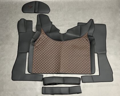 SALE!: Set tunnelhoes (LOGO OPTIONEEL), vloermatten, onder de stoel covers en stuurkolom geschikt voor Volvo FH 5/FH AERO/FH 4, zwart L1 met  mokka P25 lederlook doorgestikt met kleine vierkantjes.