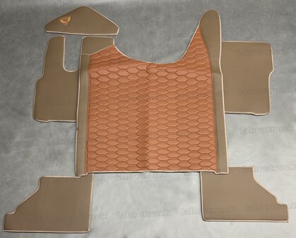 VOORRAAD VOORDEEL! Set tunnelhoes, vloermatten (VASTE STOEL) en stuurkolom geschikt voor DAF XG/XG+, glad lederlook bruin L24 met lederlook patroon horizontaal oud cognacbruin LH3. Logo optioneel.
