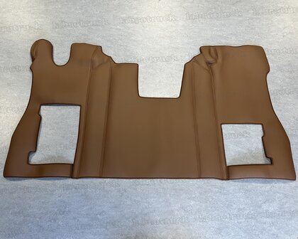 ACTIE PRIJS! Tunnelhoes &amp; Vloermatten - Compleet in &eacute;&eacute;n stuk geschikt voor SCANIA R NEXT (KLAPSTOEL) , volledig glad lederlook chocoladebruin L21 met chocoladebruin stiksels. Logo optioneel!