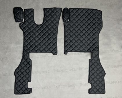 💥OP is OP! Set vloermatten geschikt voor SCANIA R Next doorgestkt lederlook (vierkantjes) zwart P1 (LUXE/DRAAIENDE STOEL), borduring optioneel.