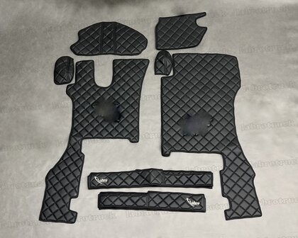 💥OP is OP! Set vloermatten, stuurkolom, onderste dashoard matje en onder de stoel covers geschikt voor SCANIA R Next generation doorgestikt lederlook (vierkantjes) oud zwart P1 (passagierstoel is een KLAPSTOEL). 