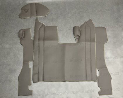 Actie! 4 delige set geschikt voor SCANIA R next generation. Tunnelhoes (logo optioneel) + Vloermatten (klapstoel) + stuurkolom, glad lederlook dark paper dust L65.