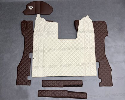 💥OP is OP! 6 delige set geschikt voor SCANIA R next gen. Tunnelhoes - crem&eacute; P46 (logo optioneel), vloermatten (klapstoel) en onder de stoel covers doorgestikt lederlook chocoladebruin P21 + stuurkolom glad lederlook