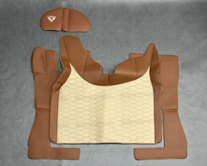 💥OP is OP! 4 delige set tunnelhoes (LOGO OPTIONEEL), vloermatten en stuurkolom geschikt voor Volvo FH 5/FH AERO/FH 4, cognacbruin L3 met patroon horizontaal oud cappuccino LH5. 