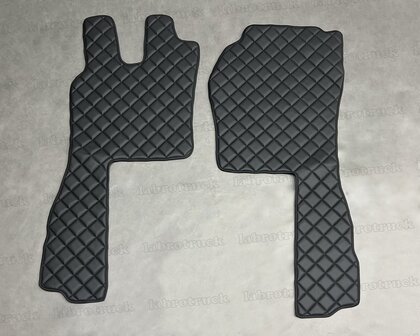 💥OP is OP! Set vloermatten set geschikt voor SCANIA R2 /G 2009 t/m 2012 LABRO SERIE (LUXE STOEL), doorgestikt lederlook (vierkantjes) oud zwart P1, logo optioneel.