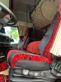 SALE! Set stoelhoezen geschikt voor VOLVO FH5 / AERO / FH4 &ndash; Zijkanten zwart lederlook L1, middenstuk rood Deens pluche, zonder logo