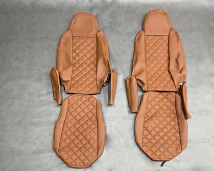 VOORRAADDEAL! Set stoelhoezen geschikt voor SCANIA na 2013 passagiersstoel is een VASTE stoel  - Zijkanten: cognacbruin L3, middenstuk vierkantjes: cognacbruin P3, stikseles: cognacbruin, zonder logo.