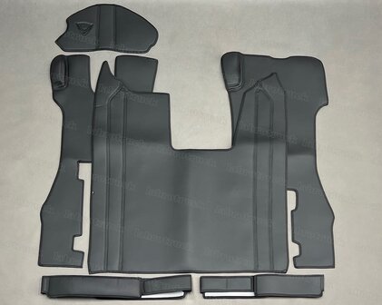 ACTIE!  6 delige set geschikt voor SCANIA R next gen. Tunnelhoes (logo optioneel), vloermatten KLAPSTOEL, stuurkolom en onder de stoel covers, kleur zwart L 1