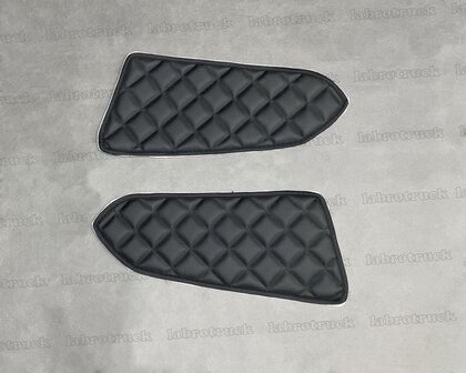 VOORRAADDEAL! Deurbekleding geschikt voor MERCEDES Actros MP4/5 (brede cabine) vierkantjes doorgestikt lederlook zwart P1.