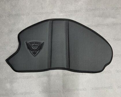 VOORRAADDEAL! Stuurkolom hoes geschikt voor SCANIA S,R,G NEXT GEN glad lederlook zwart L1 met zwarte Labro design logo.