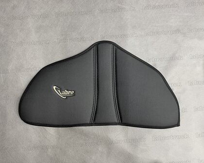 VOORRAADDEAL! Stuurkolom hoes geschikt voor MERCEDES ACTROS MP5/MP4 glad lederlook zwart L1 met zwarte stiksels en cappuccino Labro Design logo.