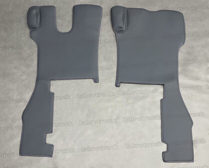 ACTIE! Vloermatten geschikt voor SCANIA R Next glad lederlook antraciet L17 (2 VASTE STOELEN), borduring optioneel.