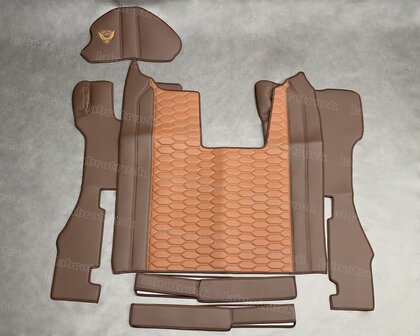 💥OP is OP! 6 delige set tunnelhoes, vloermatten (VASTE STOEL), stuurkolom en onder de stoel covers geschikt voor SCANIA R next generation. Zijkanten lederlook chocoladebruin L21, middenstuk patroon horizontaal cognacbruin LH3. Logo optioneel.