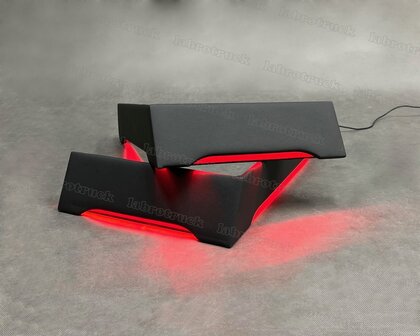 Set stoelhoeken geschikt voor een SCANIA NEXT GEN, STREAMLINE R, G passagiersstoel is een LUXE STOEL,  lederlook L1 zwart, rode ledverlichting, zonder logo.