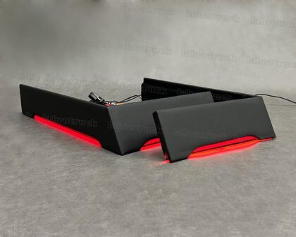 Set stoelhoeken geschikt voor een SCANIA NEXT GEN, STREAMLINE R, G passagiersstoel is een LUXE STOEL,  lederlook L1 zwart, rode ledverlichting, zonder logo.