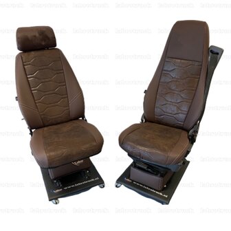 💥OP is OP! Set stoelhoezen geschikt voor Scania MODEL 2 lage gordel na 2013 passagiersstoel een KLAPSTOEL - zijkanten: bordeauxrood L10, middenstuk: crem&eacute; L46, crem&eacute; stiksels en bordeauxrood logo.