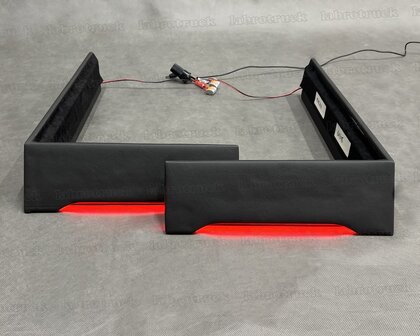 Set stoelhoeken geschikt voor een SCANIA NEXT GEN, STREAMLINE R, G passagiersstoel is een LUXE STOEL,  lederlook L1 zwart, rode ledverlichting, met logo.