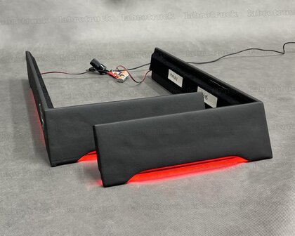 Set stoelhoeken geschikt voor een SCANIA NEXT GEN, STREAMLINE R, G passagiersstoel is een LUXE STOEL,  lederlook L1 zwart, rode ledverlichting, met logo.