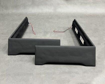 Set stoelhoeken geschikt voor een SCANIA NEXT GEN, STREAMLINE R, G passagiersstoel is een LUXE STOEL,  lederlook L1 zwart, rode ledverlichting, met logo.