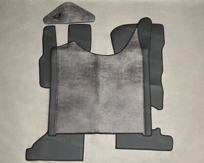 ACTIE! Set tunnelhoes, vloermatten (VASTE STOEL ) en stuurkolom geschikt voor DAF XG/XG+, zijkanten lederlook zwart L1, middenstuk prit oud antraciet T27. Logo optioneel.