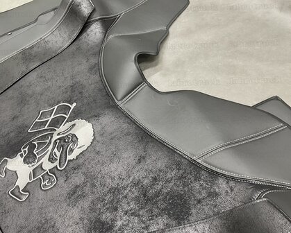 💥OP IS OP! 8 delige set geschikt voor VOLVO FH5,FH AERO, FH4. Tunnelhoes (bekijk de foto&rsquo;s goed!)  + vloermatten + covers + deurpanelen + stuurkolom L1/T1, zilvergrijze stiksels en logo.