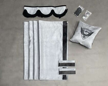 ACTIE! set zijgordijnen licht grijs SP16 met zwart prit rant T1+ raamband type 1. Labro tas of sierkussen naar keuze